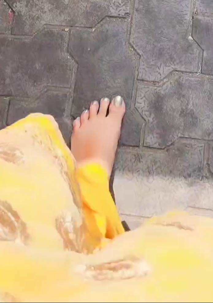 Neha Saxena Feet